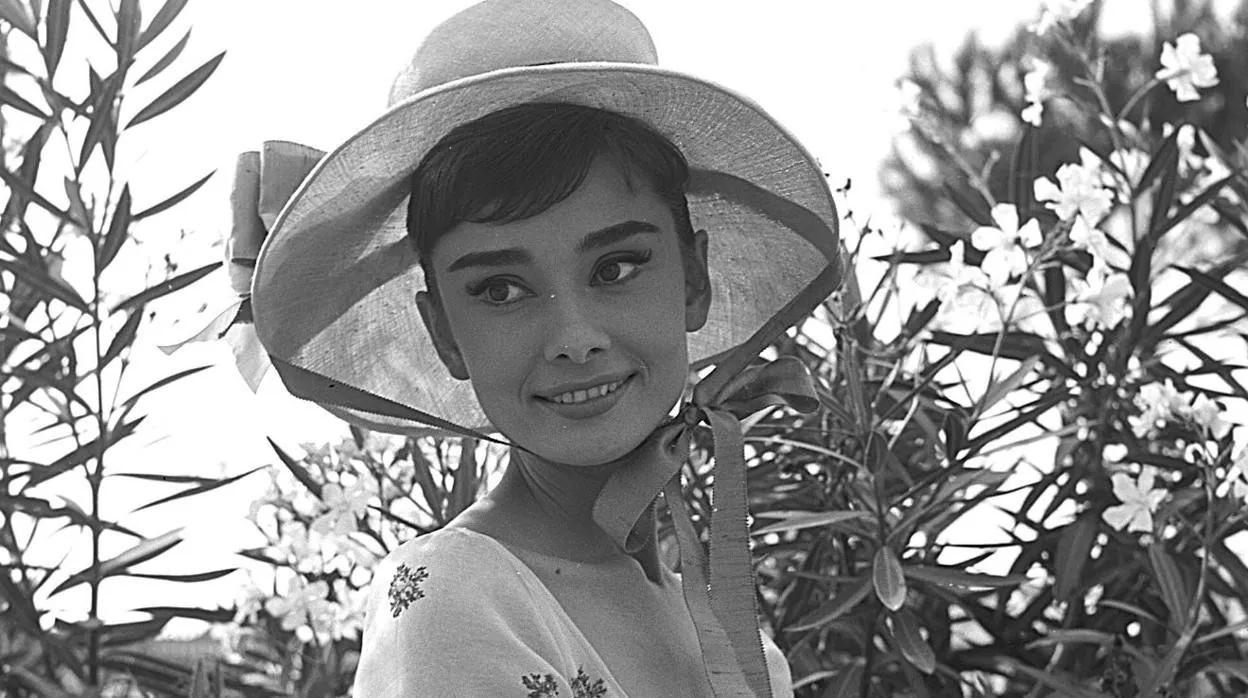 Pañuelo a la cabeza: el gesto de estilo de Audrey es tendencia