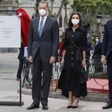 La reina Letizia con vestido de Leyre Doueil, bolso de Hugo Boss y zapatos de Carolina Herrera