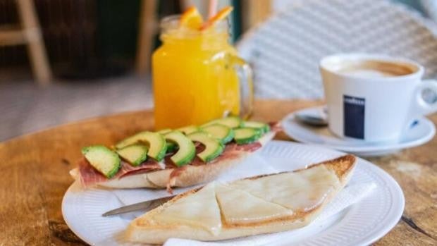 Tostadas con aguacate, el desayuno healthy que cala en Sevilla