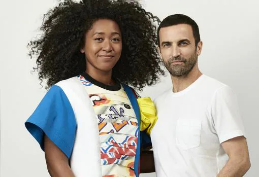 Naomi Osaka con el director creativo de Vuitton, Nicolas Ghesquière