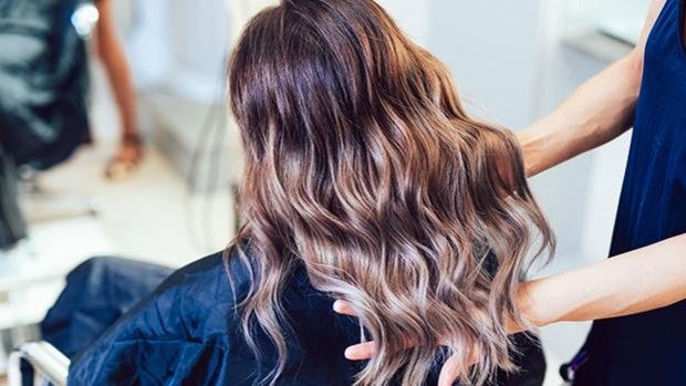 «Balayage» en casa: trucos para conseguir las mechas más deseadas