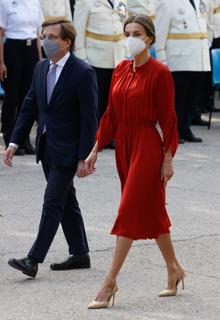 La reina Letizia junto al alcalde de Madrid José Luis Martínez-Almeída