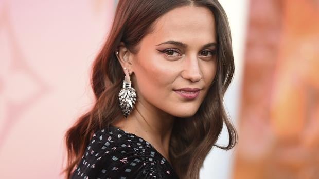 Alicia Vikander apuesta por la moda española en Ibiza