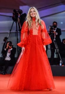Kate Hudson con vestido rojo de Valentino en el Festival de Venecia