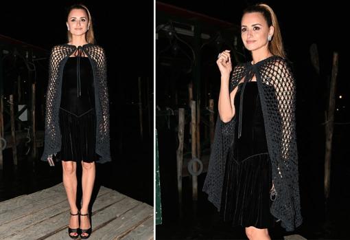 Penélope con un 'total look black'