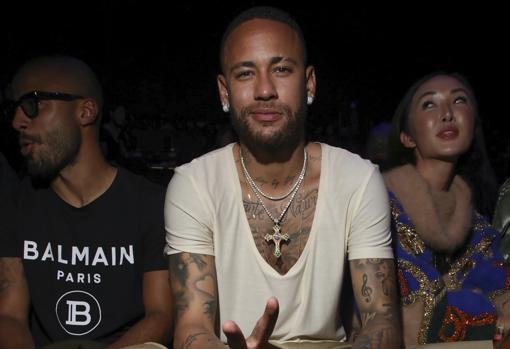 Neymar en el 'front row' del desfile de Balmain en París