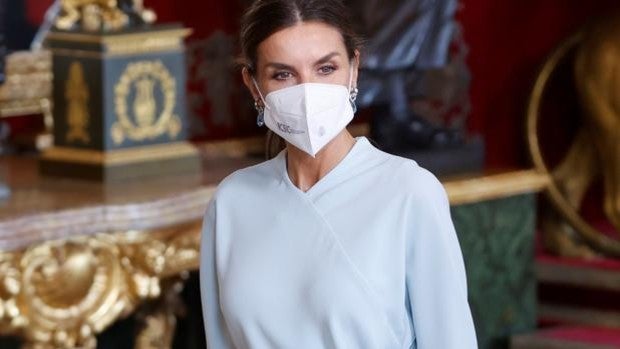 La Reina Letizia sorprende eligiendo un vestido celeste de María Barragán en el Día de la Hispanidad 2021