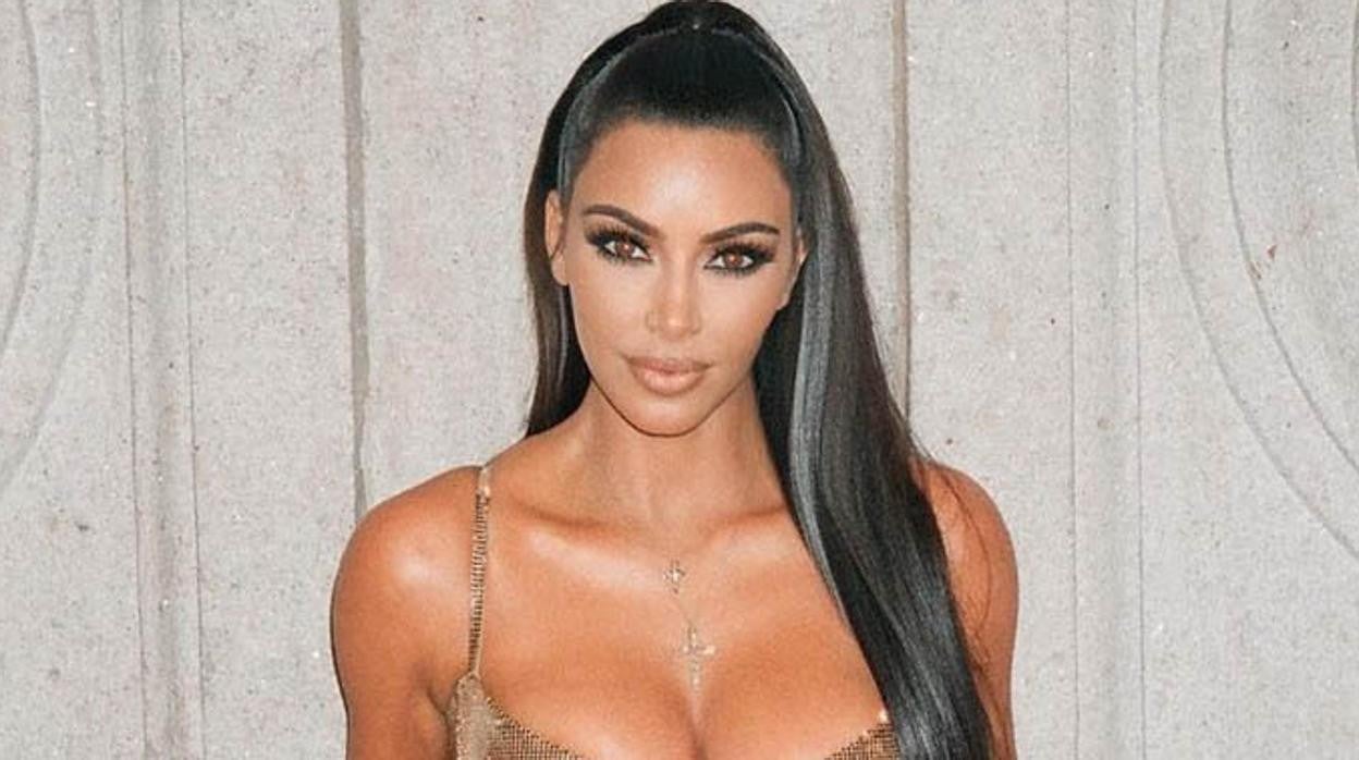 Kim Kardashian con el pelo ultraliso.