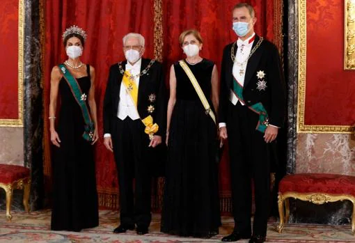 Sus Majestades junto al Presidente de la República Italiana, Sergio Mattarella y su hija Laura Mattarella