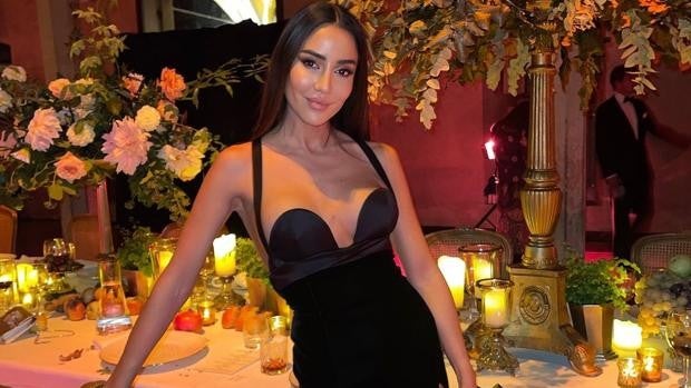 Cinco detalles que renuevan el clásico vestido negro para estas fiestas