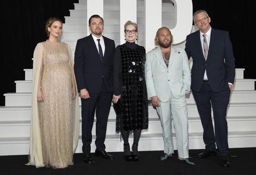 Jennifer Lawrence junto a Leonado Di Caprio y Meryl Streep