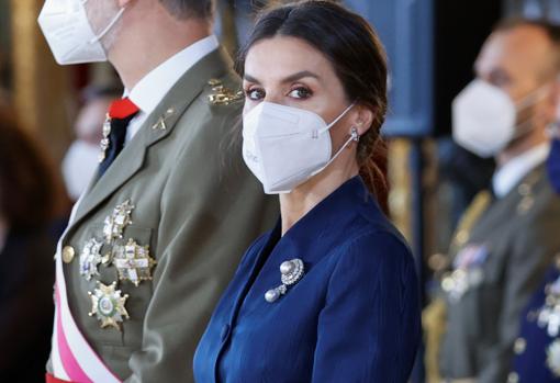 Doña Letizia con vestido camisero azul y broche joya durante los actos de la Pascua Militar