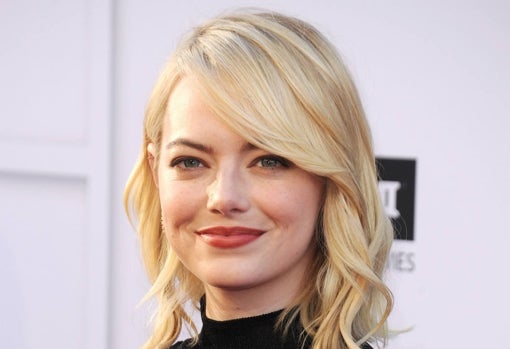 Emma Stone con flequillo ladeado, ideal para rostros alargados y ovalados.