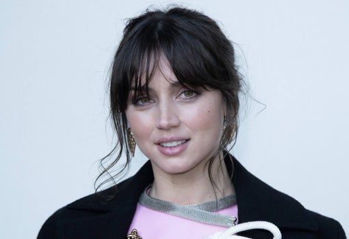 Ana de Armas se suma a la tendencia del flequillo cortina, un recurso capilar muy favorecedor y que permite un cambio de look rápido.