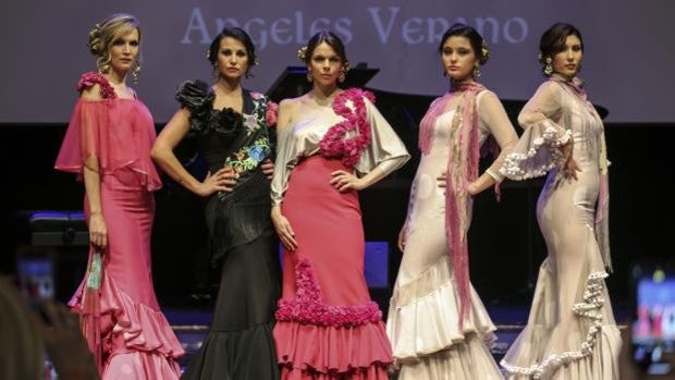 Mucho color y alegría en el desfile de trajes de flamenca 2022 de Ángeles Verano