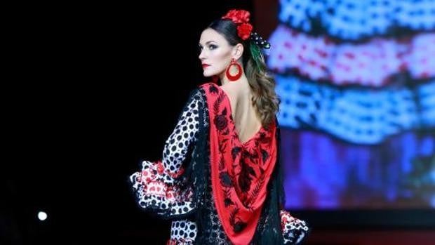 Diez formas de poner el mantoncillo en el traje de flamenca