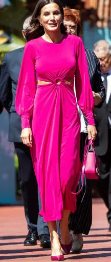 La Reina Letizia enseña tripa con un sorprendente vestido fucsia &#039;cut out&#039;