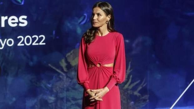 El vestido más arriesgado de la Reina Letizia es sevillano y «low cost»