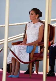 Doña Letizia con vestido blanco y accesorios en azul
