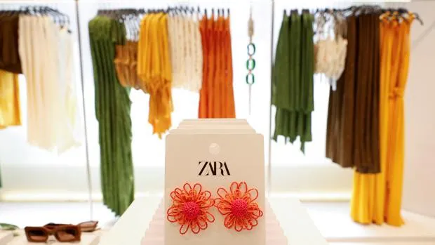 La polémica de Zara por cobrar gastos de envío en la compra de prendas rebajadas