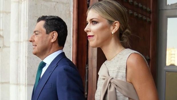 Manuela Villena deslumbra con un vestido de invitada perfecta en la toma de posesión de Juanma Moreno