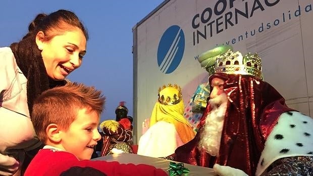 Un niño recibe uno de los regalos recogidos a través de la campaña del pasado año