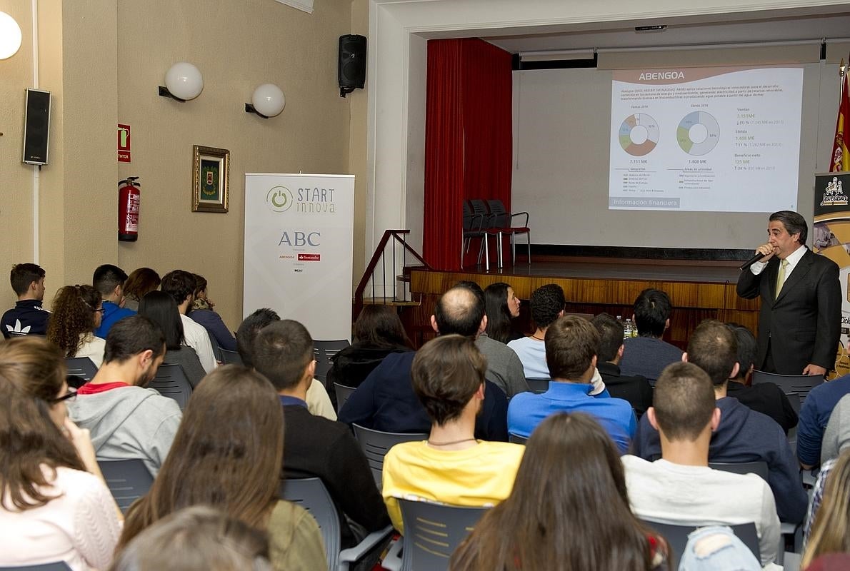 Fernando Celaya durante la conferencia sobre innovación que ofreció a los alumnos del la Escuela Profesional Javeriana de Madrid