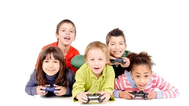 La mujeres con hijos juegan más a los videojuegos que las que no los tienen y, los hombres, a la inversa