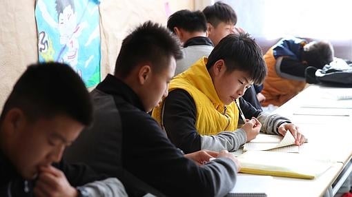 Los niños de la Evergrande Football School, durante su clase en el Liceo Europeo