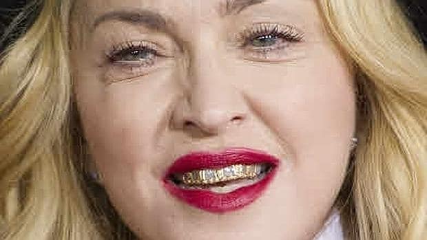 La cantante Madonna llevó grills dentales.
