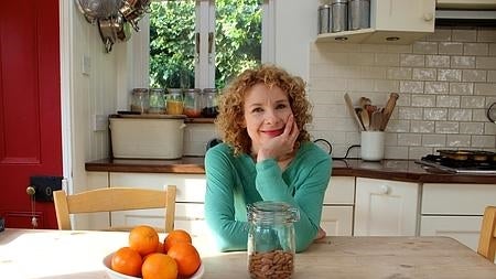 Bee Wilson, autora de «El primer bocado», en su cocina