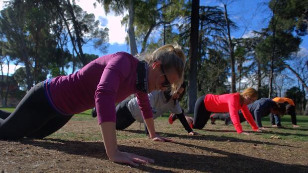 Un grupo de mujeres hace ejercicio en el parque del Retiro