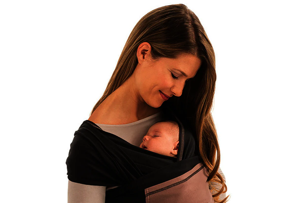 ¿Se debe llevar a los bebés en brazos siempre?
