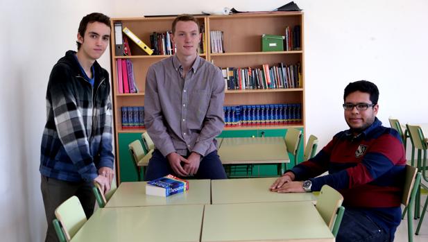 De izquierda a derecha, Jorge López, Rohan Mohan y Fergus Proctor, estudiantes del Hastings School de Madrid