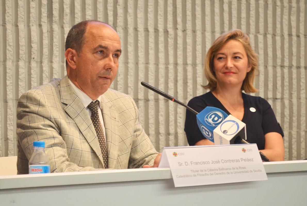 Contreras junto a Ludovine de la Rochère, colaboradora del libro y activista francesa por la familia