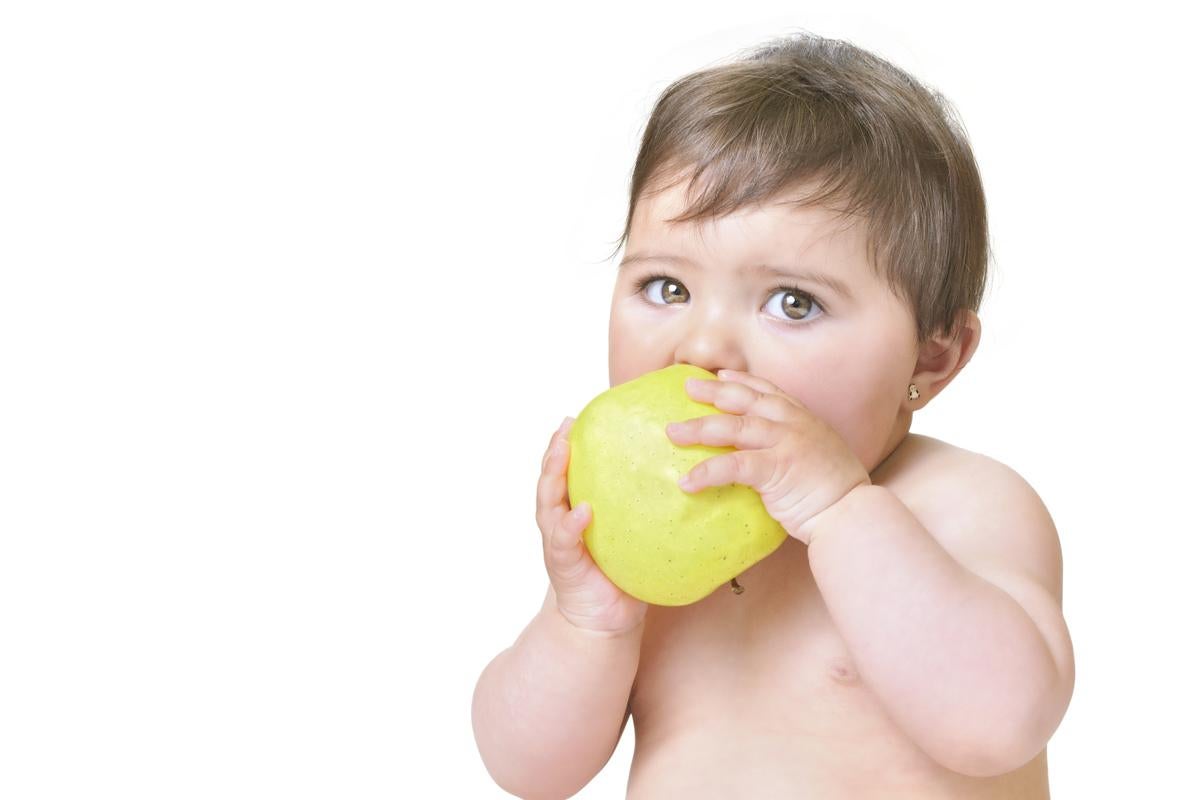 Bebés que comen con las manos, una forma natural de alimentarse