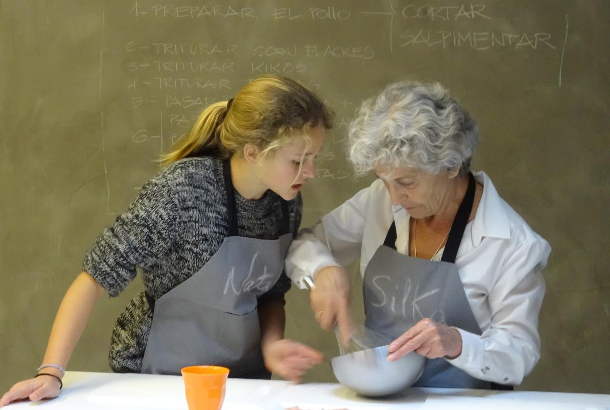 Abuela y nieta, durante un curso de cocina familiar en Punto Cook