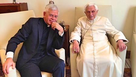 Imagen de la visita de Alfred Sonnenfeld al Papa emérito Benedicto XVI