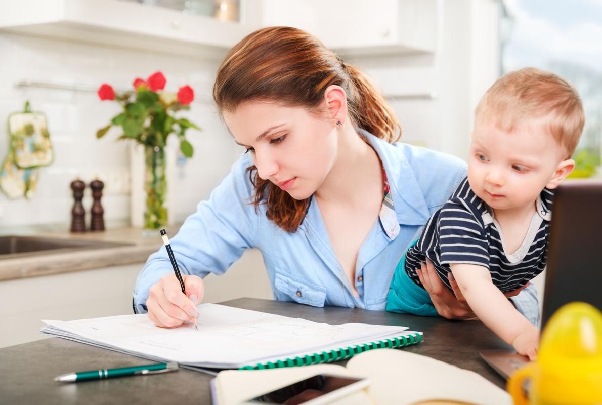 Tres de cada cuatro españoles piensan que el teletrabajo da más facilidades para formar una familia