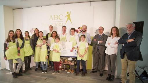 Foto de familia de los participantes junto al jurado