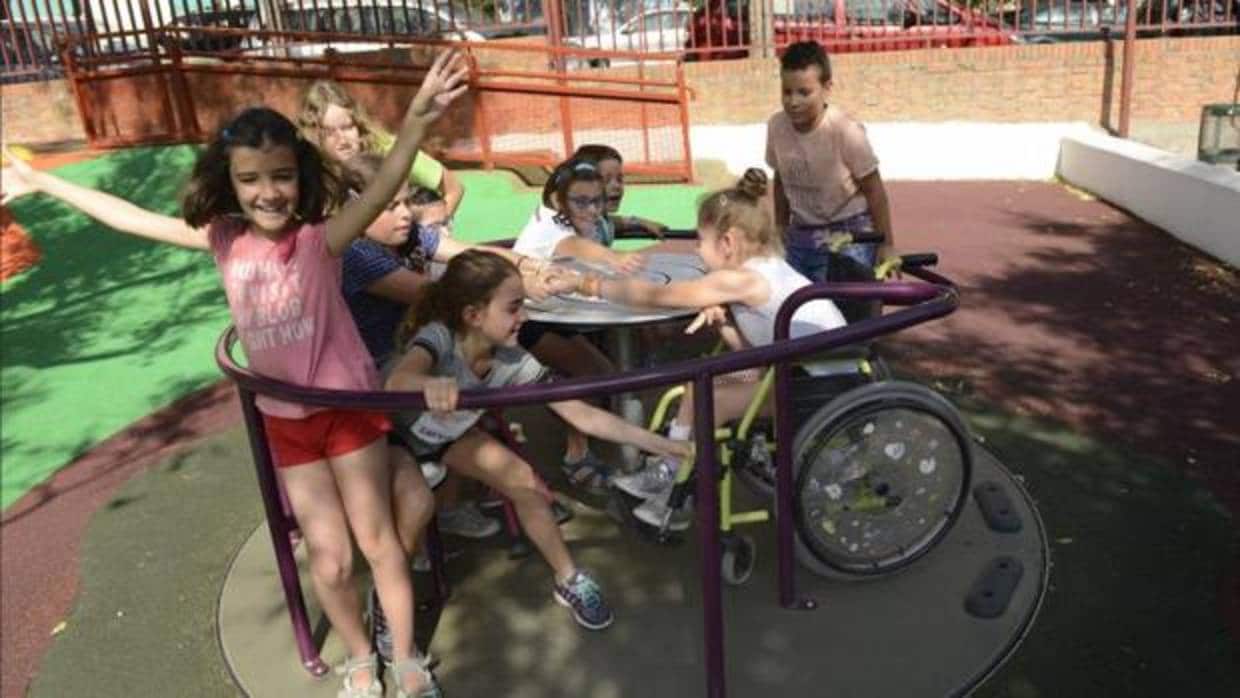 En el carrusel del colegio se puede incorporar una silla de ruedas para el disfrute de todos