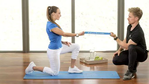 Cambia tu cuerpo en casa con estos 6 ejercicios de banda elástica