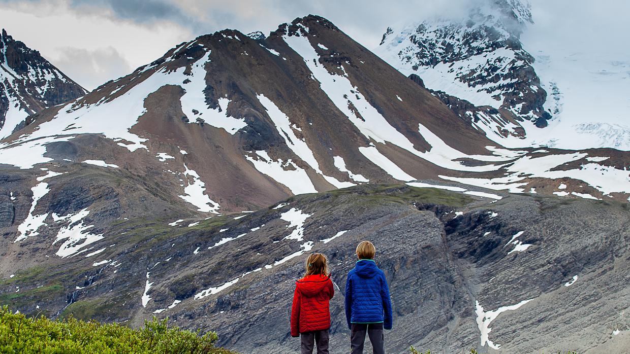 Ferrán (d) y Ona (i), hijos de Miquel y Sara, frente a Athabasca Glacier, en el Parque Nacional de Jasper (Canadá)