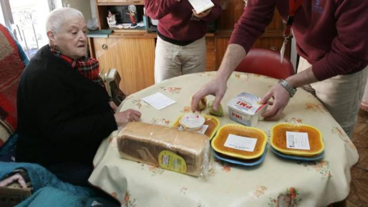 El 24,4% de los mayores españoles que viven en su hogar están en riesgo nutricional