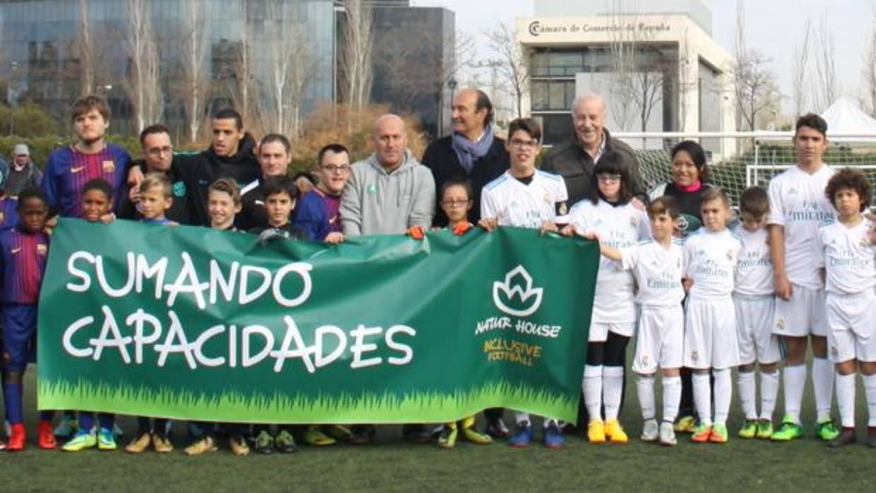 Foto de grupo de Real Madrid y Barça, antes de disputar «El Clásico»