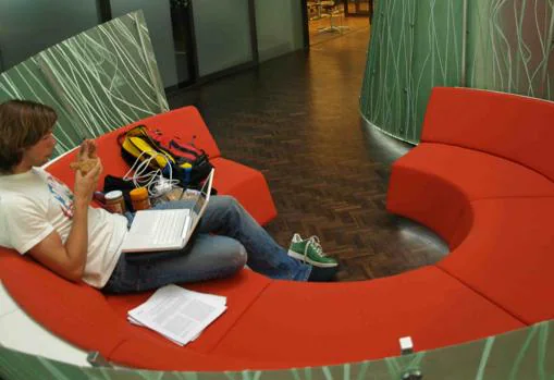 En el Campus Science Park de la Universidad de Amsterdam se ha colocado mobiliario para que el alumno pueda romper con su frenética rutina o avanzar en su aprendizaje individual
