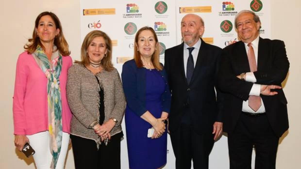 (De izquierda a derecha) Rosa Romero, vicepresidenta 3ª. del Congreso de los Diputados; María José Olesti, directora general de The Family Watch; Ana Pastor, presidenta del Congreso de los Diputados; Emilio López-Barajas, vicepresidente, y Javier Fernández del Moral, presidente de The Family Watch