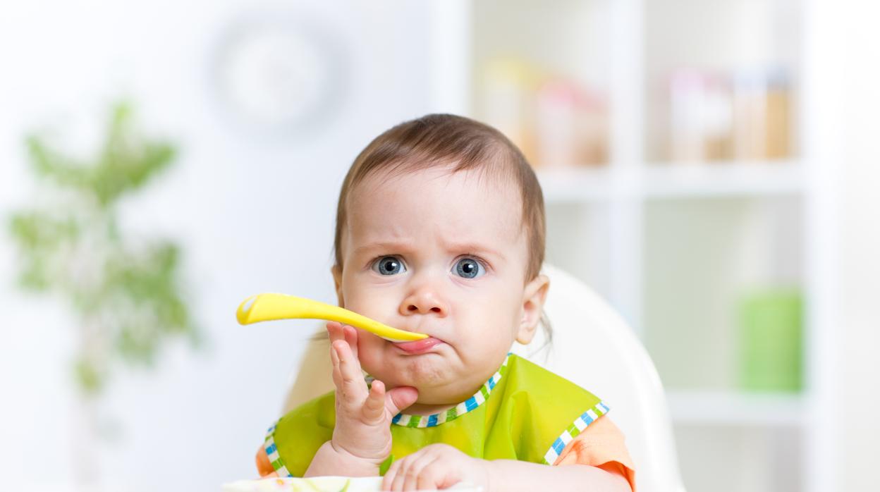 Los bebés que comen sólidos antes tienen menos problemas para dormir