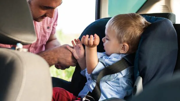 Colocar el cinturón por encima del brazo de los niños puede provocar lesiones en caso de accidente