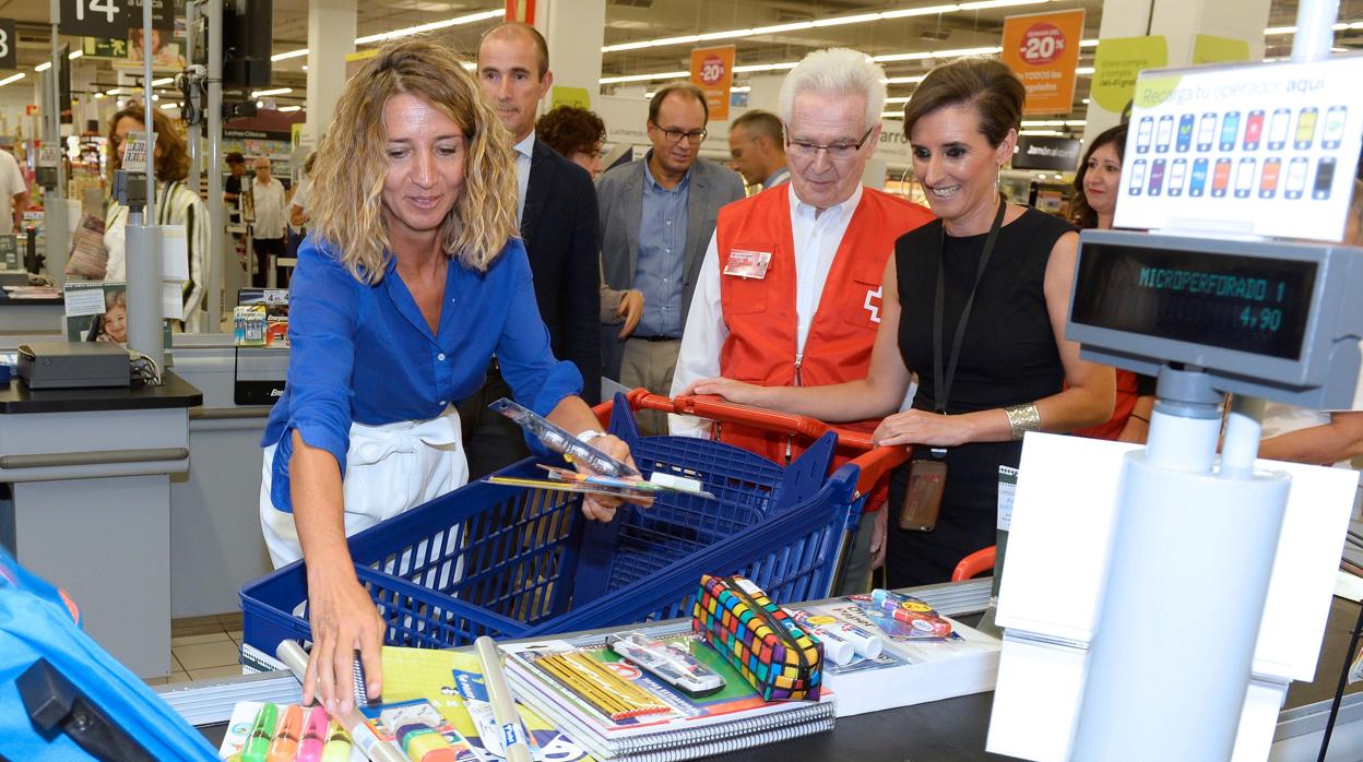 La consejera de Familia de la Junta de Castilla y León, Alicia García (2d),durante la presentación de la campaña «Vuelta al Cole Solidaria» de Carrefour y Cruz Roja